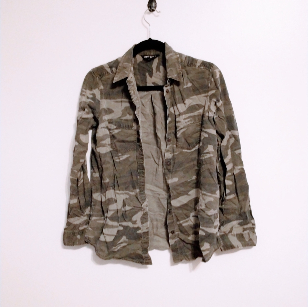 Express army green camo long sleeve button up top with collar size xs